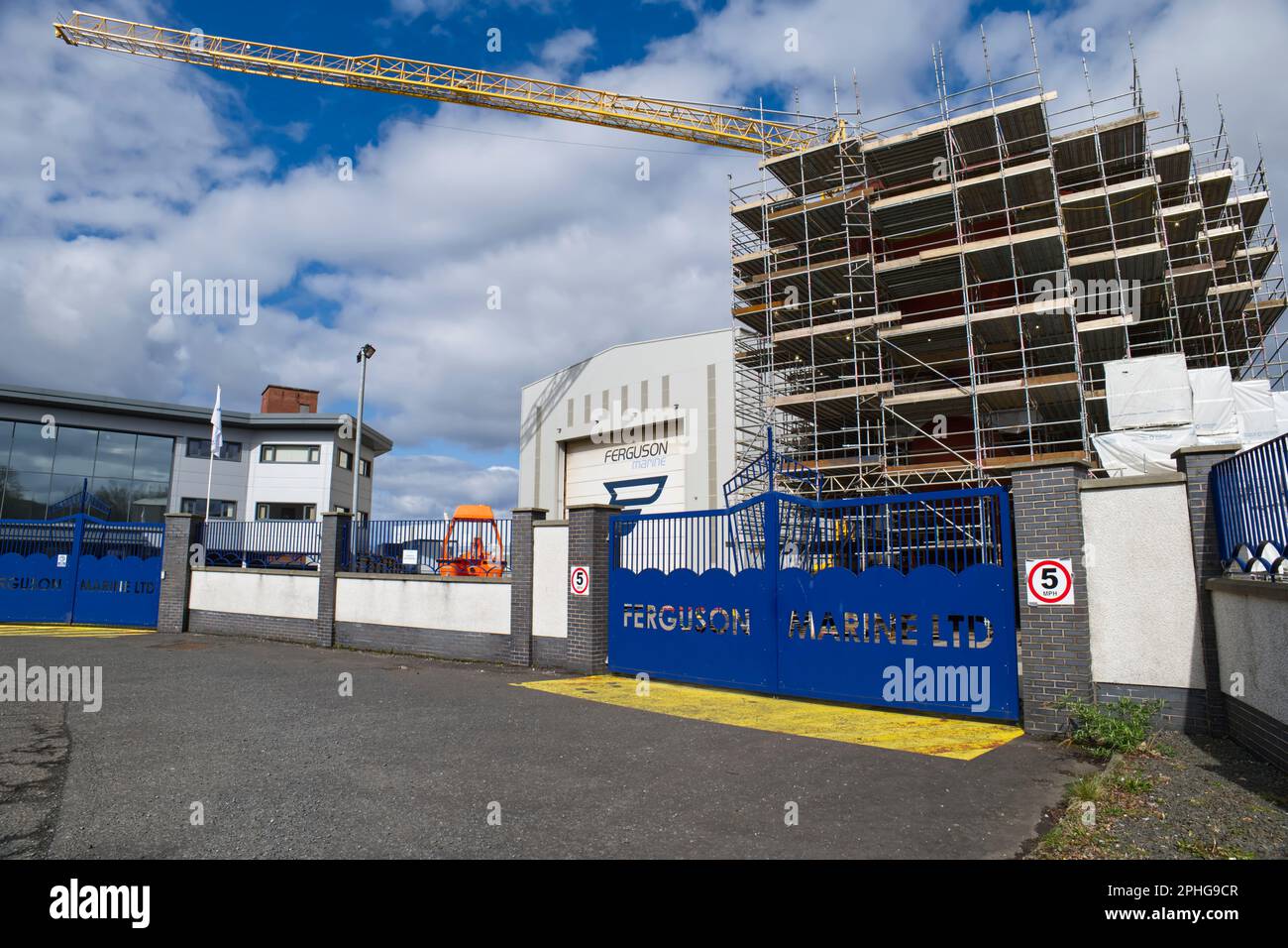 Das Gerüst deckt den Rumpf Nr. 802 ab, der für CalMac-Fähren bei Ferguson Marine Ltd, Schiffswerft, Port Glasgow, Inverclyde, Schottland, Großbritannien, gebaut wird Stockfoto