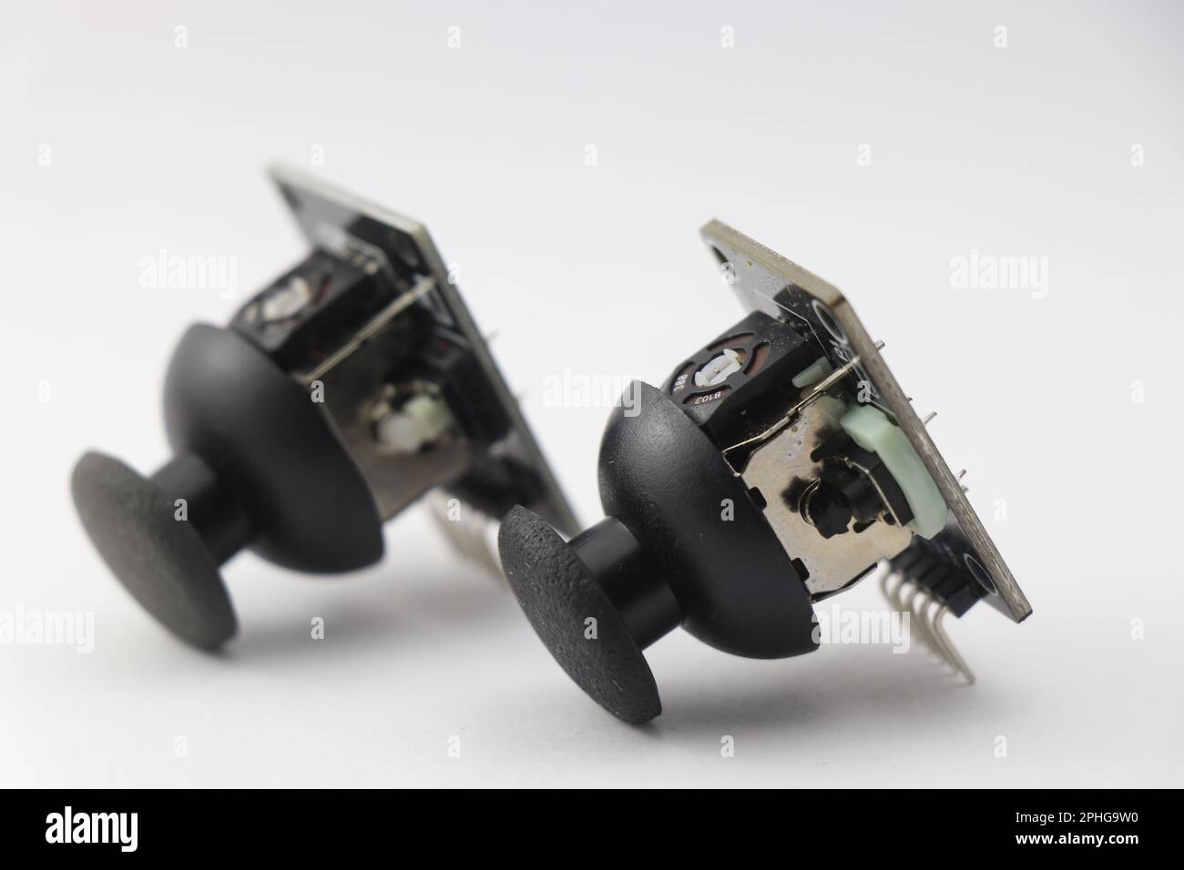 Joystick-Taste mit Daumen oder zwei-Achsen-Joystick-Modul auf weißem Hintergrund Stockfoto