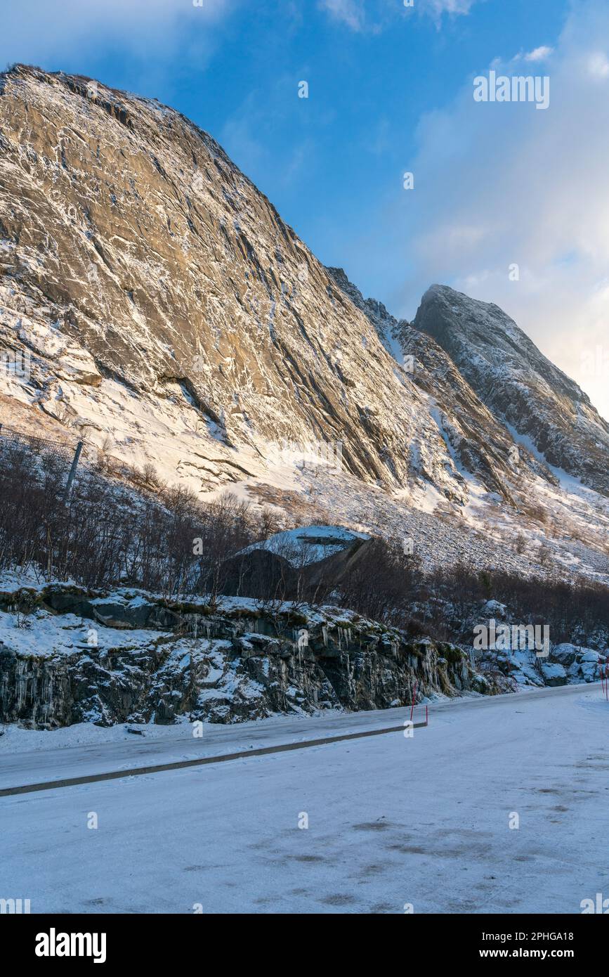 lange Eiszapfen am Strassenrand bei Tungeneset, Senja, Norwegen. Aus der Felswand kommendes Wasser gefriert zu mächtigen Eisskulpturen im Winter Stockfoto