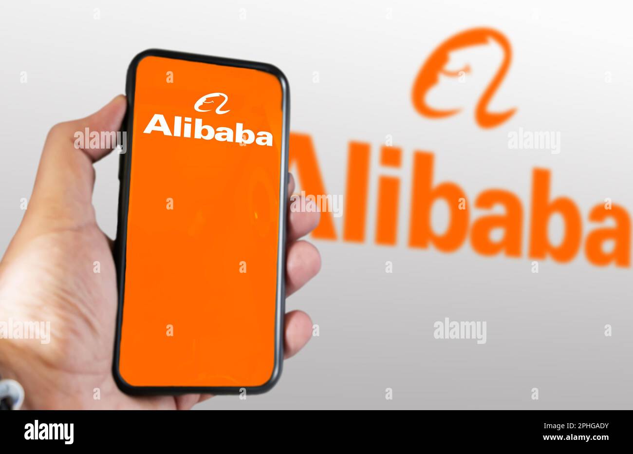 Peking, CN, März 2023: Hand hält ein Telefon mit der Alibaba-App auf dem Bildschirm. Am 2023. märz beschloss Alibaba Gourp, sein Geschäft zu teilen Stockfoto