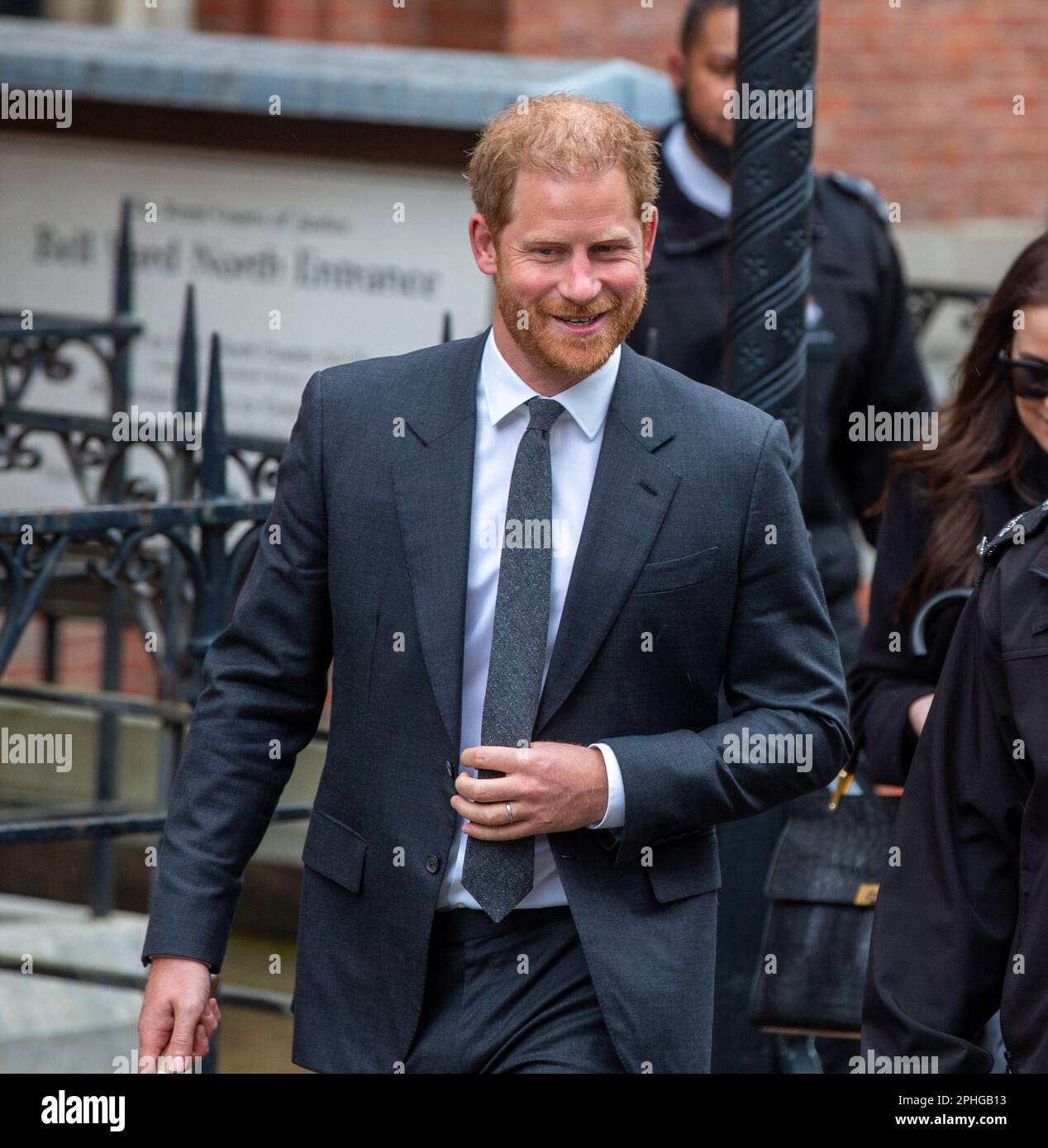 London, England, Großbritannien. 28. März 2023. PRINZ HARRY verlässt die königlichen Gerichte, nachdem er am zweiten Tag des Prozesses gegen Associated Newspapers Group teilgenommen hat, Herausgeber von Daily Mail and Mail am Sonntag. (Kreditbild: © Tayfun Salci/ZUMA Press Wire) NUR REDAKTIONELLE VERWENDUNG! Nicht für den kommerziellen GEBRAUCH! Stockfoto