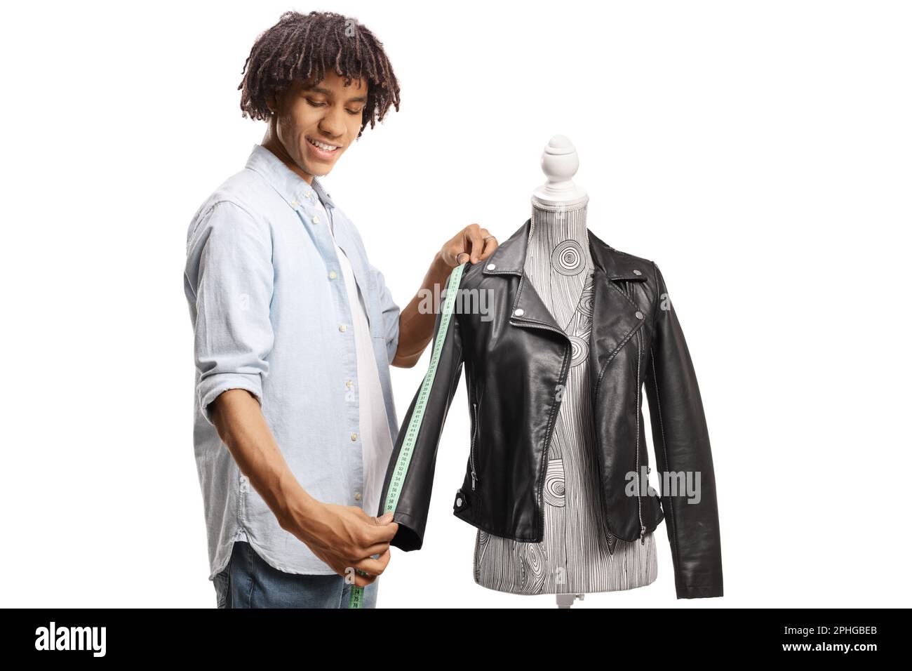 Junger afroamerikanischer Designer, der eine Jacke misst und lächelt, isoliert auf weißem Hintergrund Stockfoto