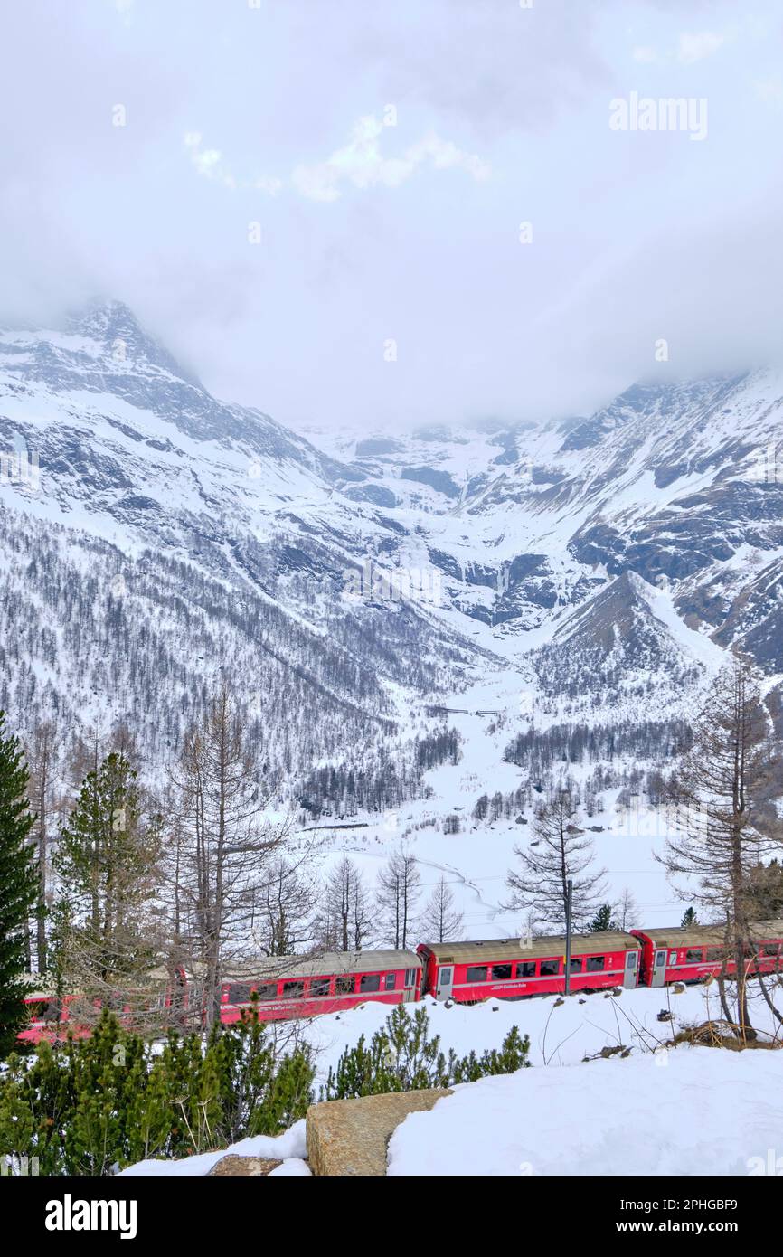 Kanton Graubunden, Schweiz : Landschaft am Bahnhof Alp Grum (Bernina Express) während der Wintersaison, schweizer alpen im Hintergrund Stockfoto