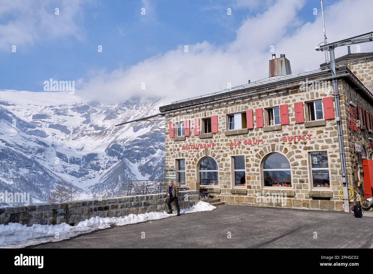 Kanton Graubunden, Schweiz : Landschaft am Bahnhof Alp Grum (Bernina Express) während der Wintersaison, schweizer alpen im Hintergrund Stockfoto