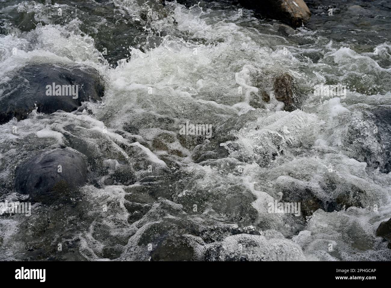 Weißwasser rauscht, fließt über Felsen Stockfoto