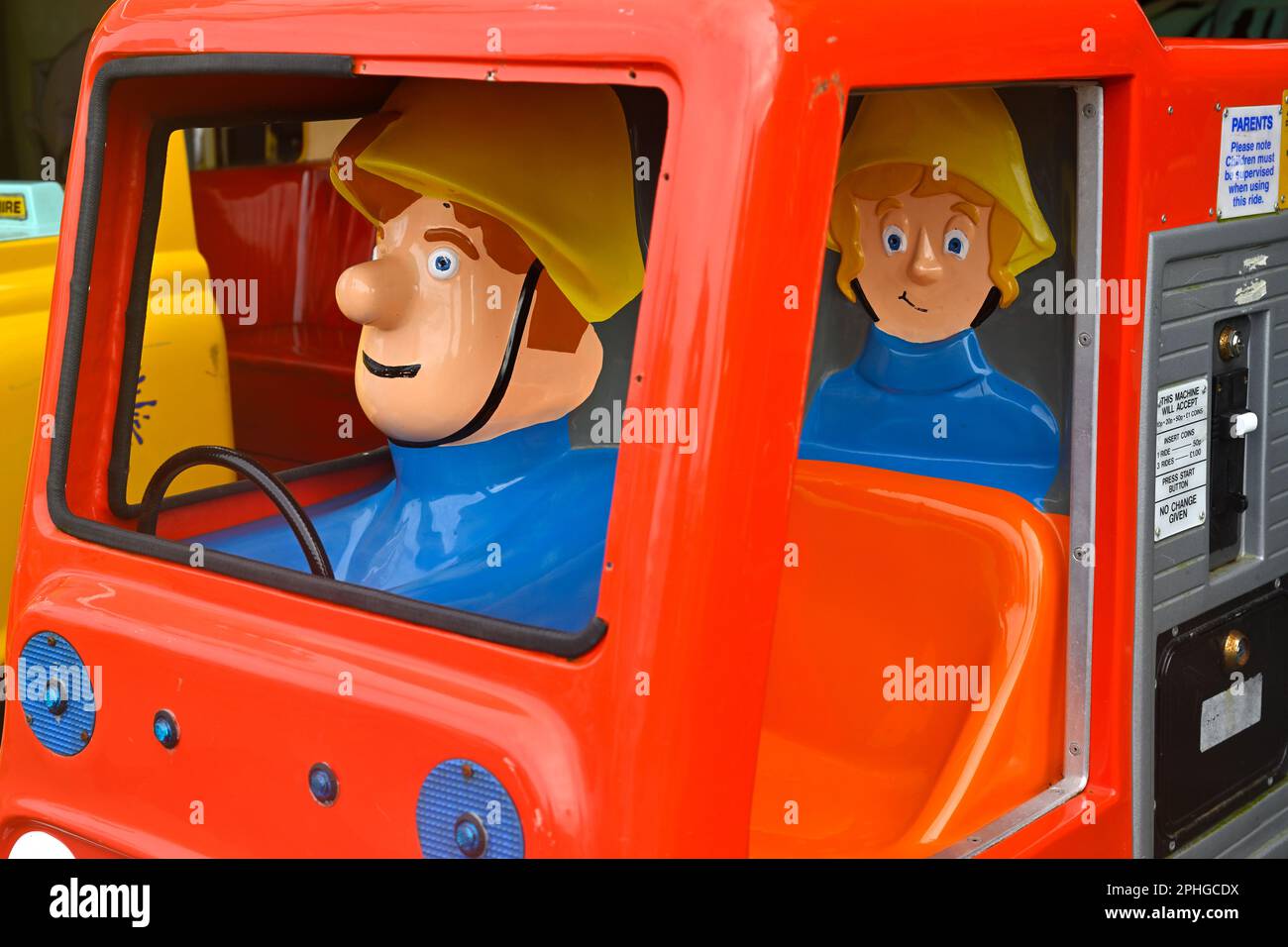 Münzbetriebene Kinderwagen-Fahrt im Barry Island Pleasure Park, Großbritannien Stockfoto