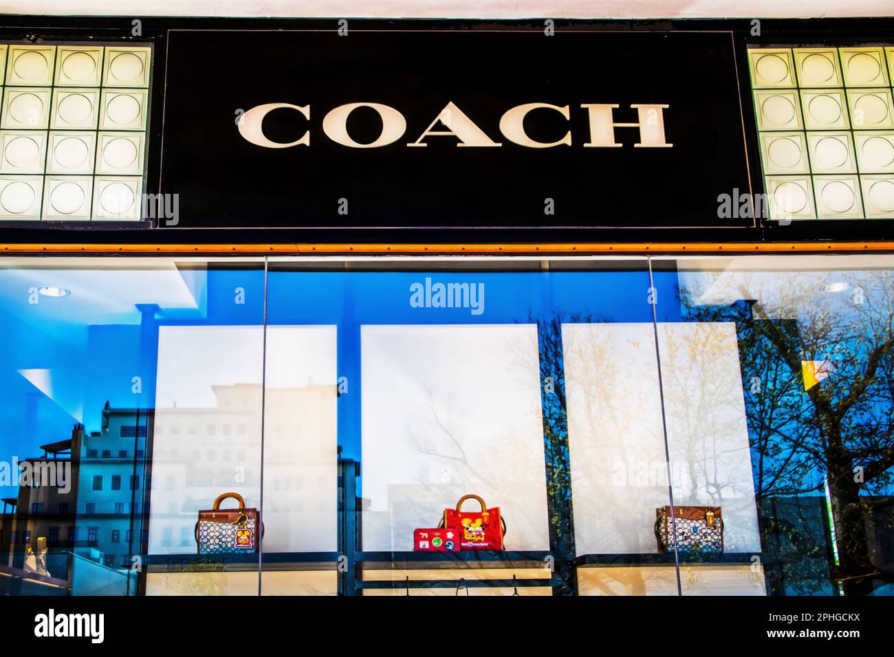 4-2022 Tulsa USA – Vorderseite des Coach Store mit Micky Mouse-Artikeln im Schaufenster Stockfoto