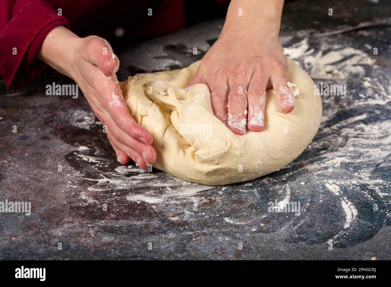 Professioneller Koch macht Hefeteig. Der Küchenchef bereitet Hefeteig für Pizza, Brot und Nudeln zu Stockfoto