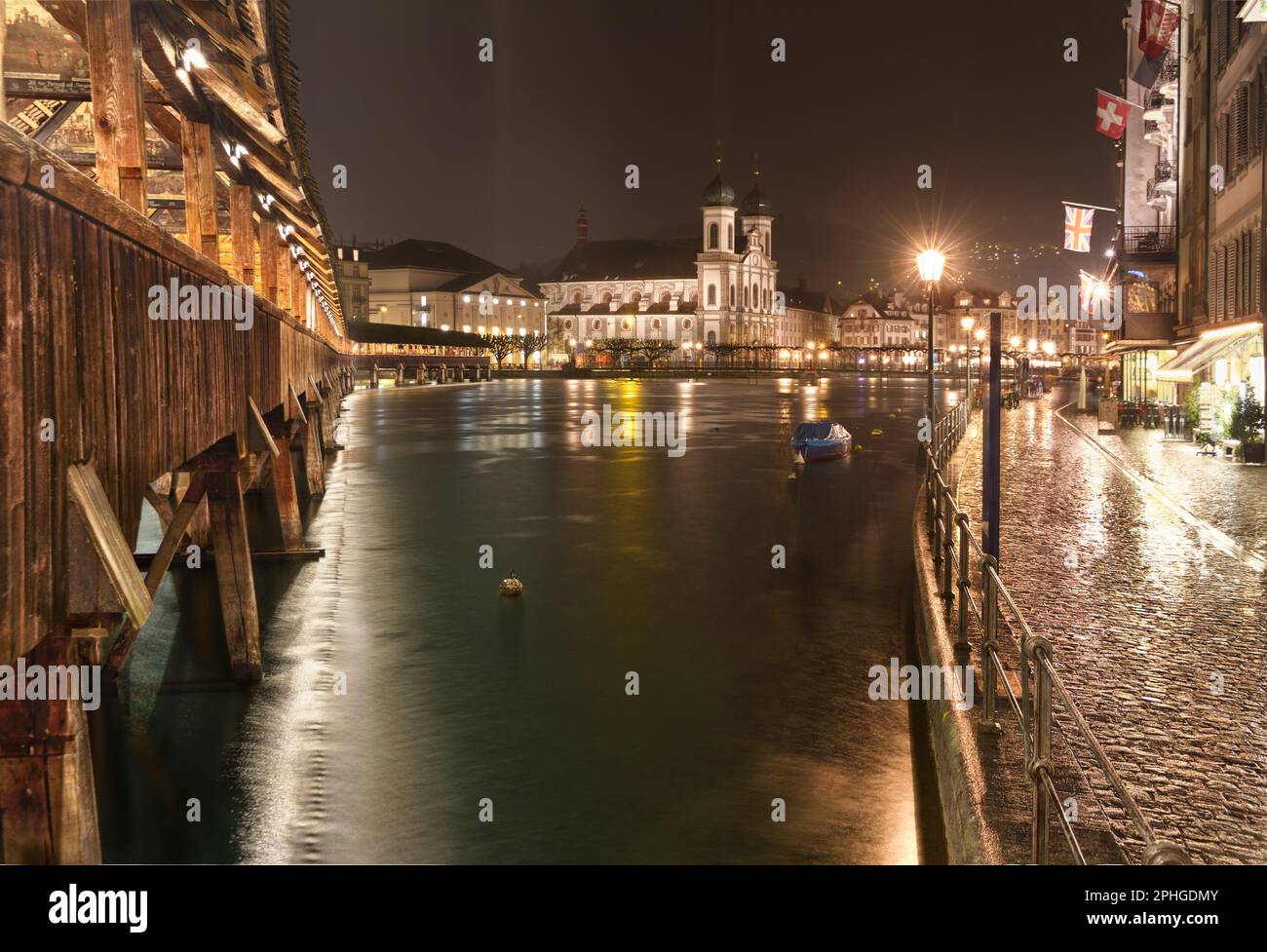 Kapellbrücke (Kappelbrücke) mit Jesuitenkirche bei Nacht, Luzern, Schweiz Stockfoto