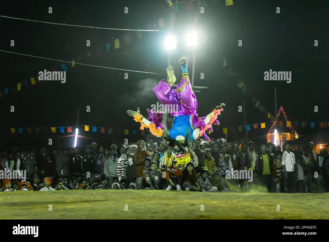 Purulia, Westbengalen, Indien - 23. Dezember 2015 : Chhau-Tanz oder Chhou-Tanz von Purulia. Das immaterielle Kulturerbe der Menschheit der UNESCO. Stockfoto