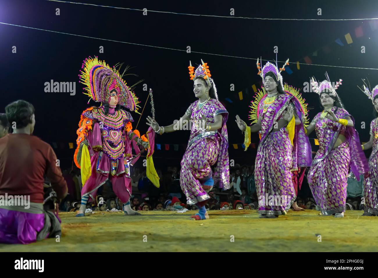 Purulia, Westbengalen, Indien - 23. Dezember 2015 : Chhau-Tanz oder Chhou-Tanz von Purulia. Das immaterielle Kulturerbe der Menschheit der UNESCO. Stockfoto