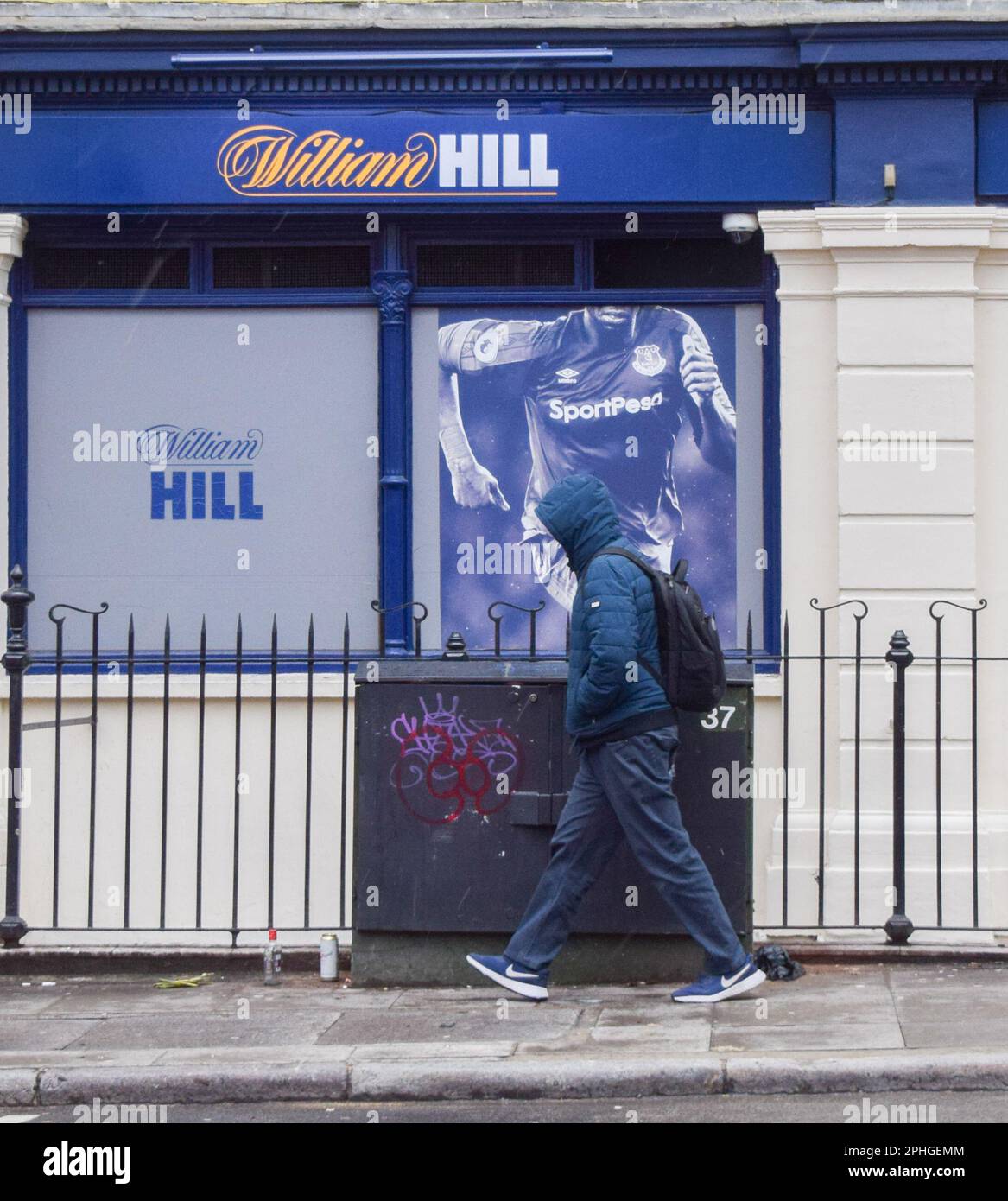 London, England, Großbritannien. 28. März 2023. Ein Mann geht an einem William Hill Wettbüro in Central London vorbei. Das britische Glücksspielunternehmen William Hill wurde von der Glücksspielkommission mit einer Geldstrafe von Â 19,2 Millionen Pfund belegt, weil es seine Kunden nicht angemessen schützt und die Geldwäschebekämpfung versagt hat. (Kreditbild: © Vuk Valcic/ZUMA Press Wire) NUR REDAKTIONELLE VERWENDUNG! Nicht für den kommerziellen GEBRAUCH! Stockfoto