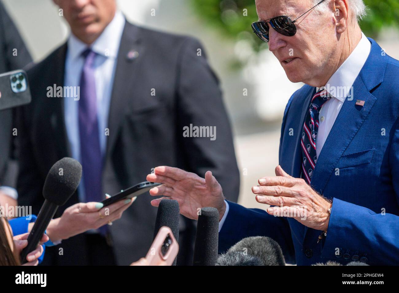 Washington, Usa. 28. März 2023. US-Präsident Joe Biden antwortet auf geschriene Fragen aus den Nachrichtenmedien, während er am 28. März 2023 an Bord von Marine One im südlichen Rasen des Weißen Hauses in Washington, DC, USA geht. Präsident Biden reist nach Durham, North Carolina, um die „Investing in America“-Tour zu starten. Kredit: Abaca Press/Alamy Live News Stockfoto
