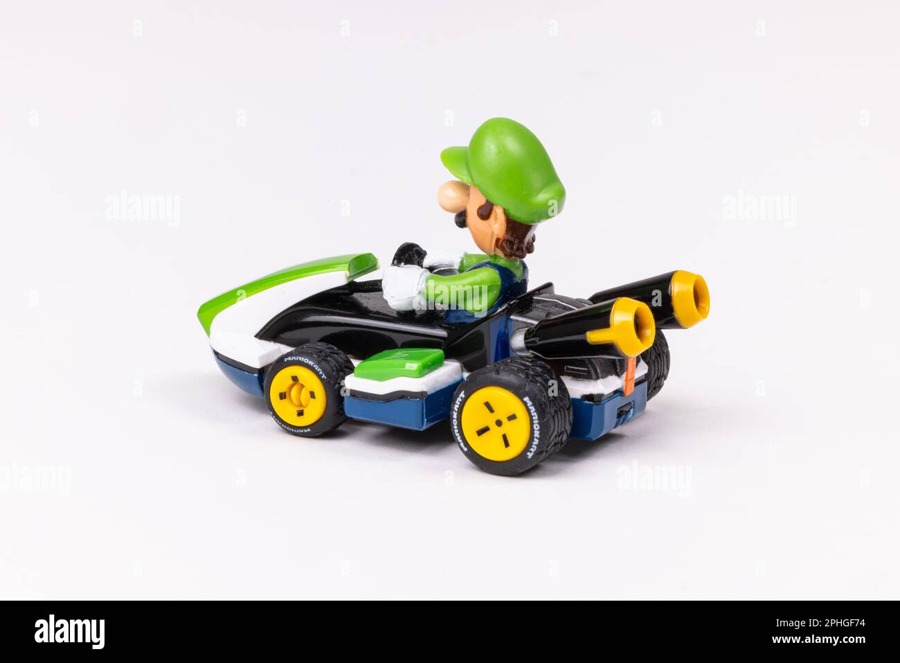 Eine Nahaufnahme von Mario Kart Luigis Auto isoliert auf weißem Hintergrund. Stockfoto