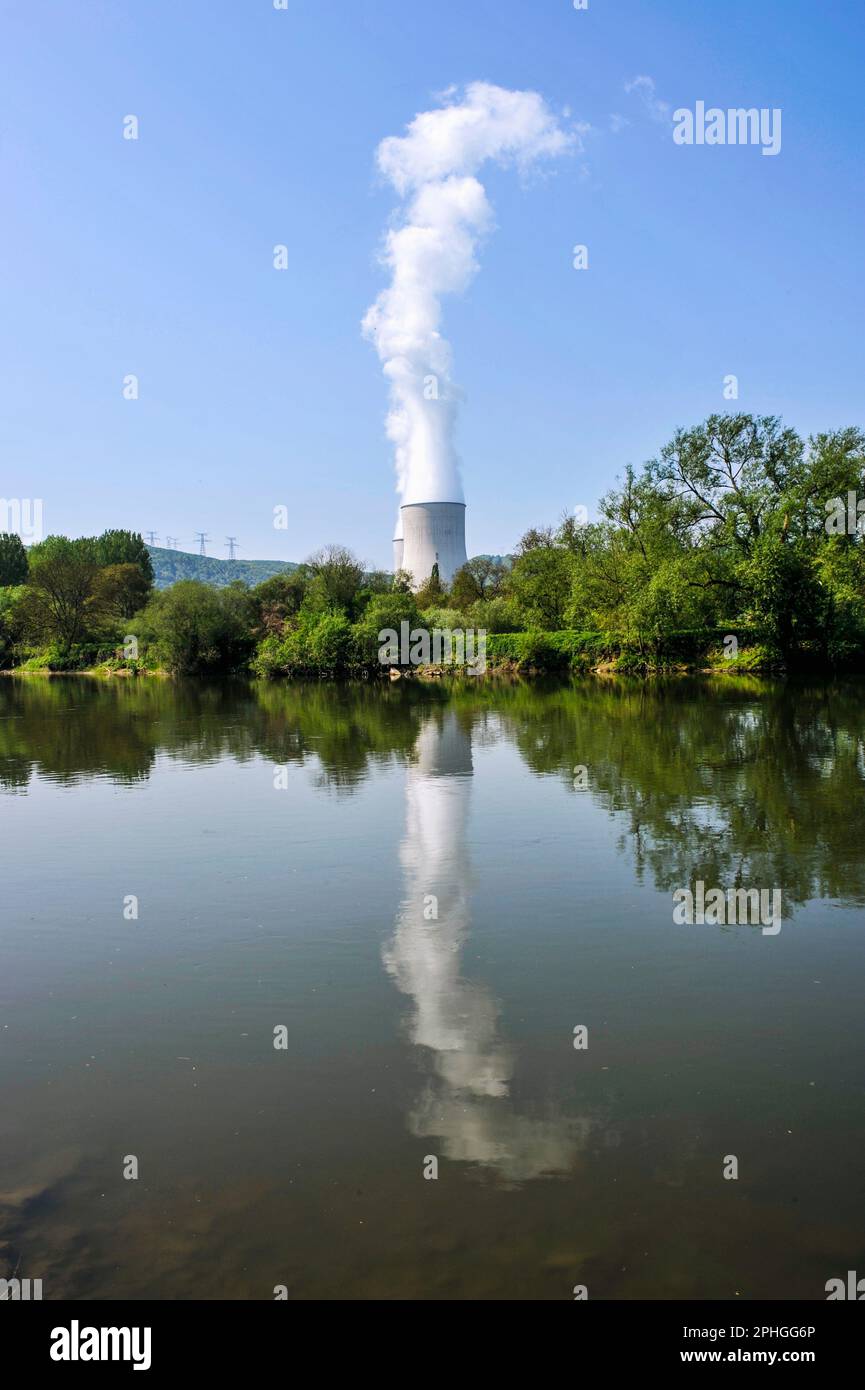 In der Nähe der belgischen Grenze, in der Nähe von Givet, bringt das Kraftwerk Chooz nukleare Risiken an der belgischen Grenze in den französischen Ardennen mit sich | La Centra Stockfoto