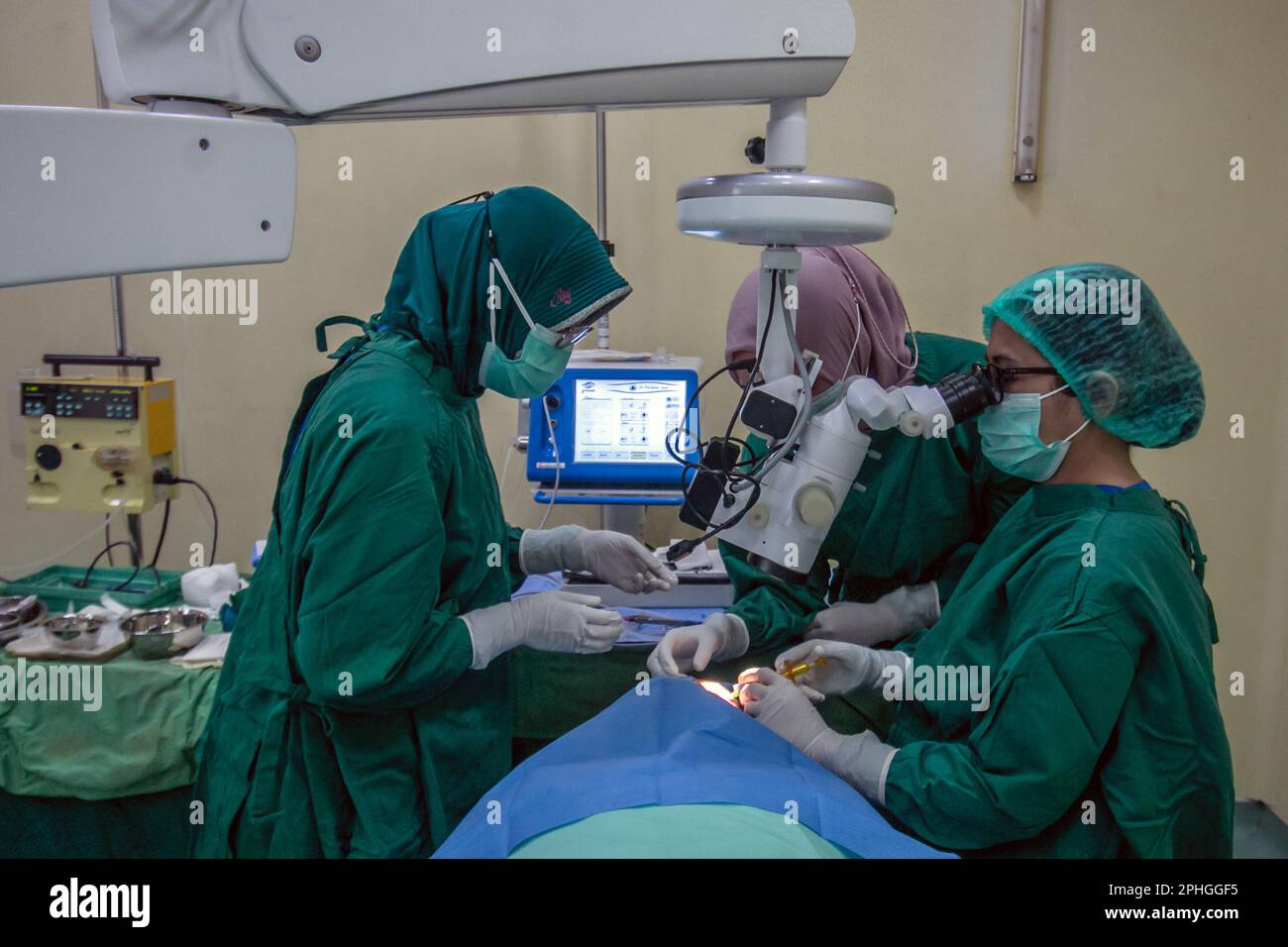 BOGOR, INDONESIEN - 27. März 2023: Ärzte führen Katarakt-Augenoperationen an Patienten mit Phakoemulsifizierungstechnik in Bogor, Indonesien, durch Stockfoto