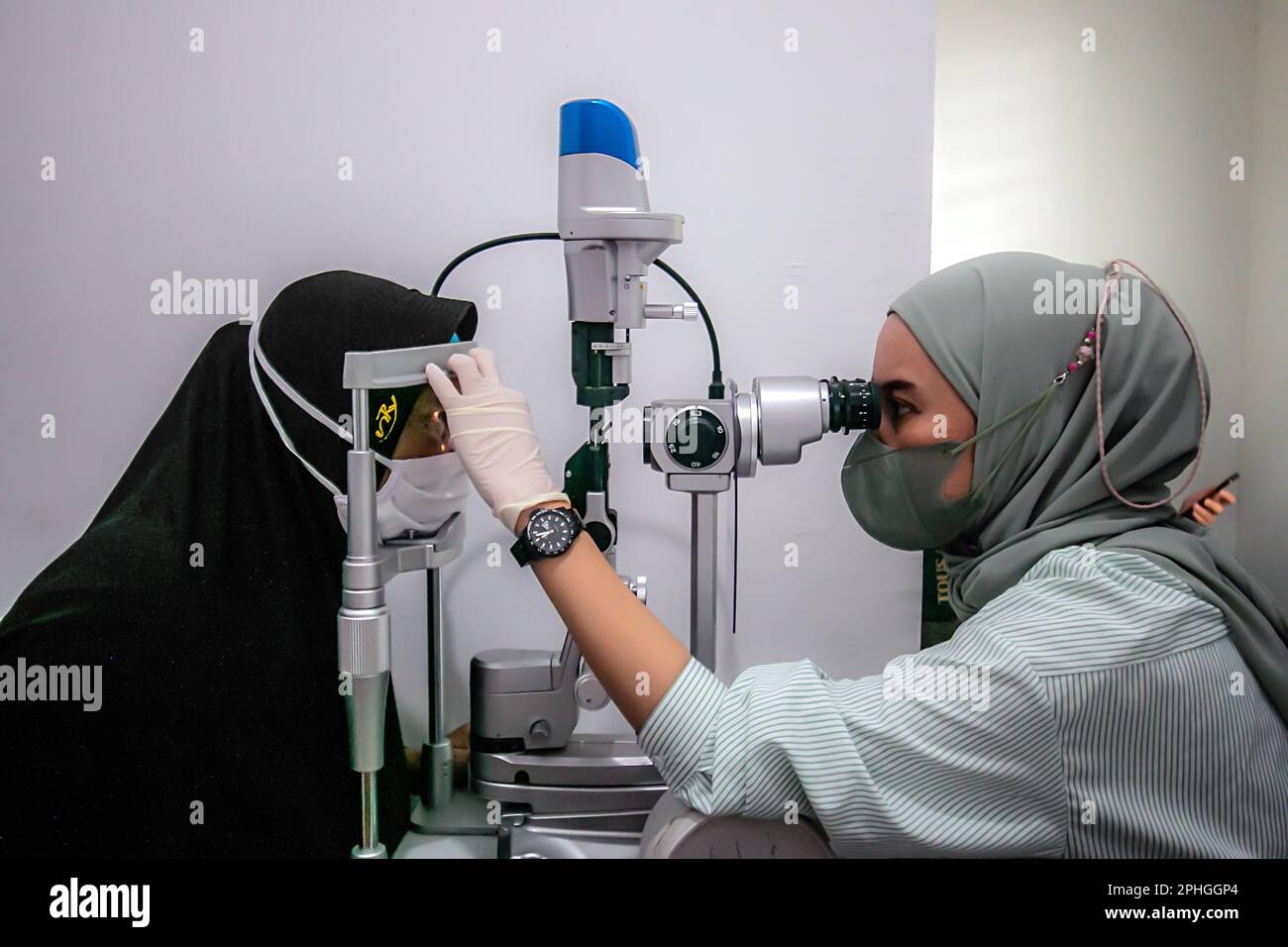 BOGOR, INDONESIEN - 27. März 2023: Ein Bewohner führt einen Augentest mit einer Augentestausrüstung in der Ainun Cahaya Medika Augenklinik, Bogor Regency, durch Stockfoto