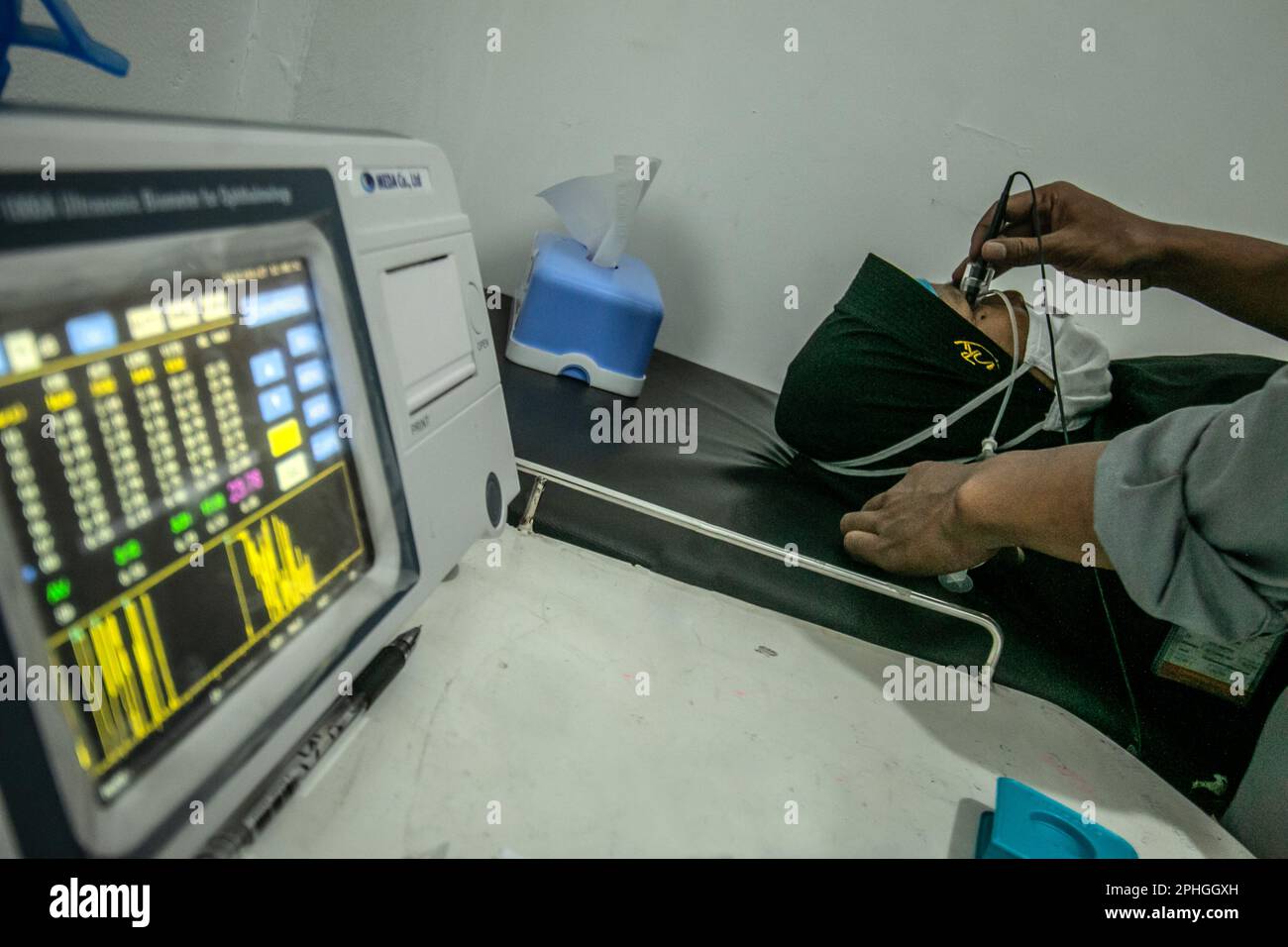 BOGOR, INDONESIEN - 27. März 2023: Ein Bewohner führt einen Augentest mit einer Augentestausrüstung in der Ainun Cahaya Medika Augenklinik, Bogor Regency, durch Stockfoto