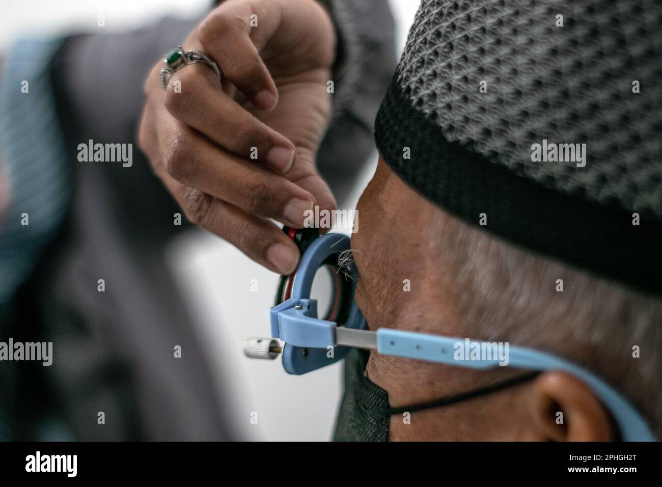 BOGOR, INDONESIEN - 27. März 2023: Ein Bewohner führt einen Augentest mit einer Versuchslinse in der Ainun Cahaya Medika Augenklinik, Bogor, Indonesien durch Stockfoto
