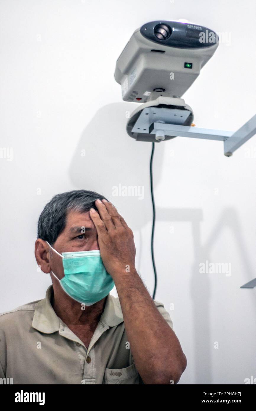 BOGOR, INDONESIEN - 27. März 2023: Ein Bewohner führt einen Augentest in der Ainun Cahaya Medika Augenklinik, Bogor Regency District, Indonesien, durch Stockfoto