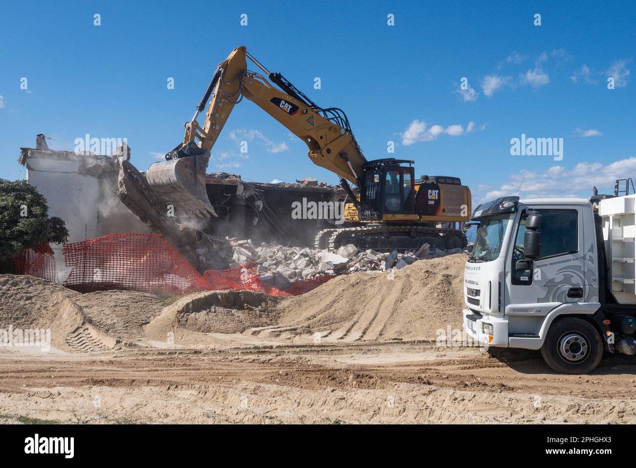 Corigliano Rossano, Italien. 28. März 2023. Die Bulldozer zerstören den lido delle Sirene in Corigliano Rossano auf Anordnung der Gemeinde. Dieses Bauwerk ist illegal und liegt am Strand, auf staatlichem Land. Es war jahrelang aufgegeben und verfallen und galt als Öko-Monster in Beton. In der Vergangenheit war es eine Diskothek der Ndrangheta und jahrelang von der Mafia geleitet. Kredit: Unabhängige Fotoagentur/Alamy Live News Stockfoto