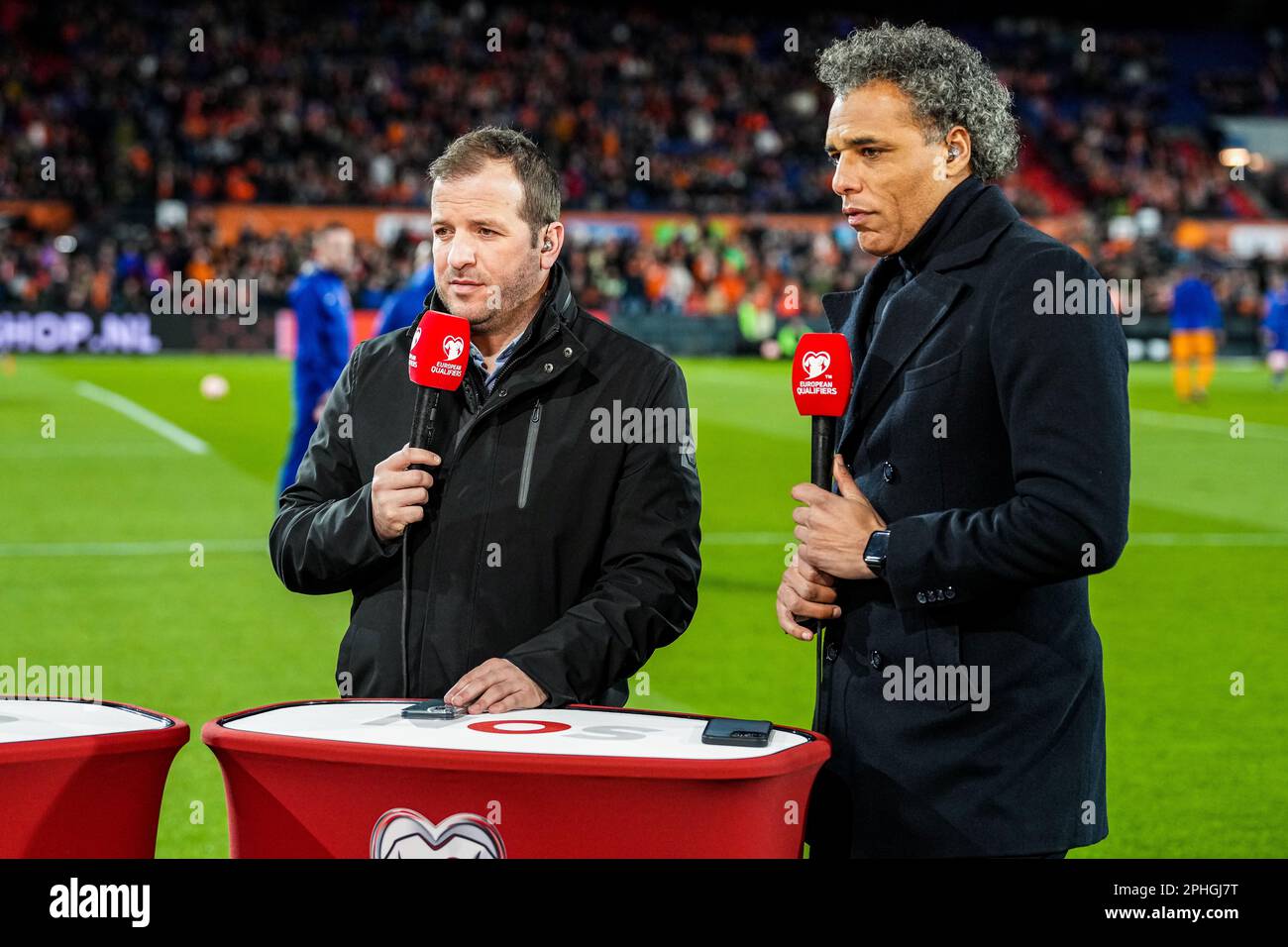 Rotterdam - 27/03/23, Rotterdam - Rafael van der Vaart, Pierre van Hooijdonk während des Spiels zwischen den Niederlanden und Gibraltar am 27. März 2023 im Stadion Feijenoord De Kuip in Rotterdam, Niederlande. (Box zu Box Pictures/Tobias Kleuver) Stockfoto