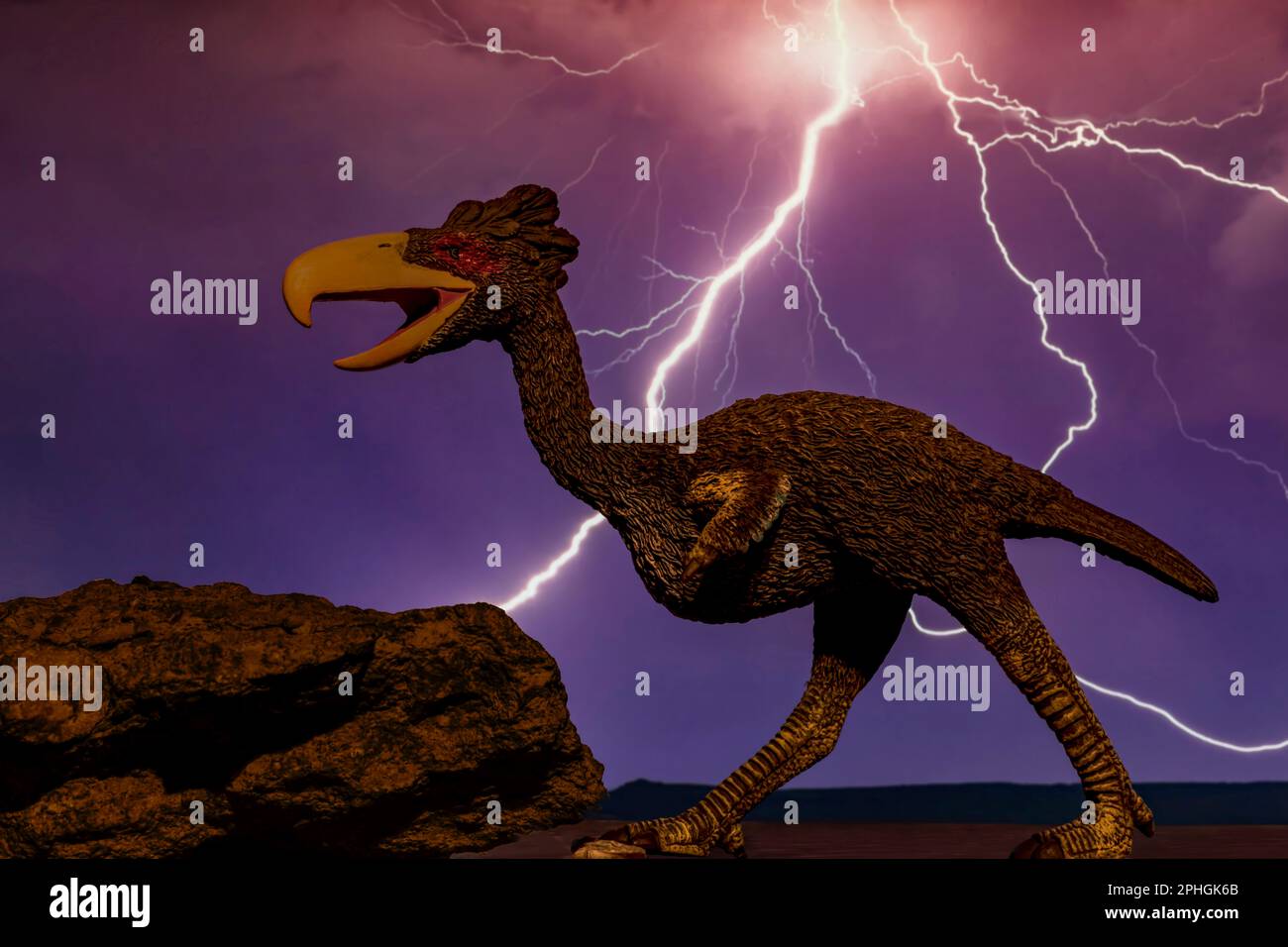 Der südamerikanische Terror Bird wird vor dem Hintergrund eines Gewitters eines Miozän-Himmels, vor 15 bis 13 Millionen Jahren, erschreckender. Stockfoto