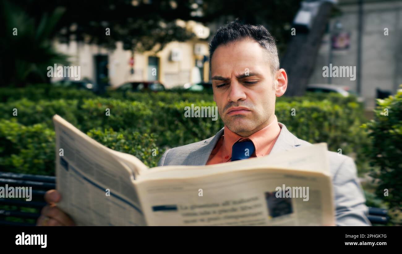 Geschäftsmann Lesen Sie Zeitung Im Freien Stockfoto