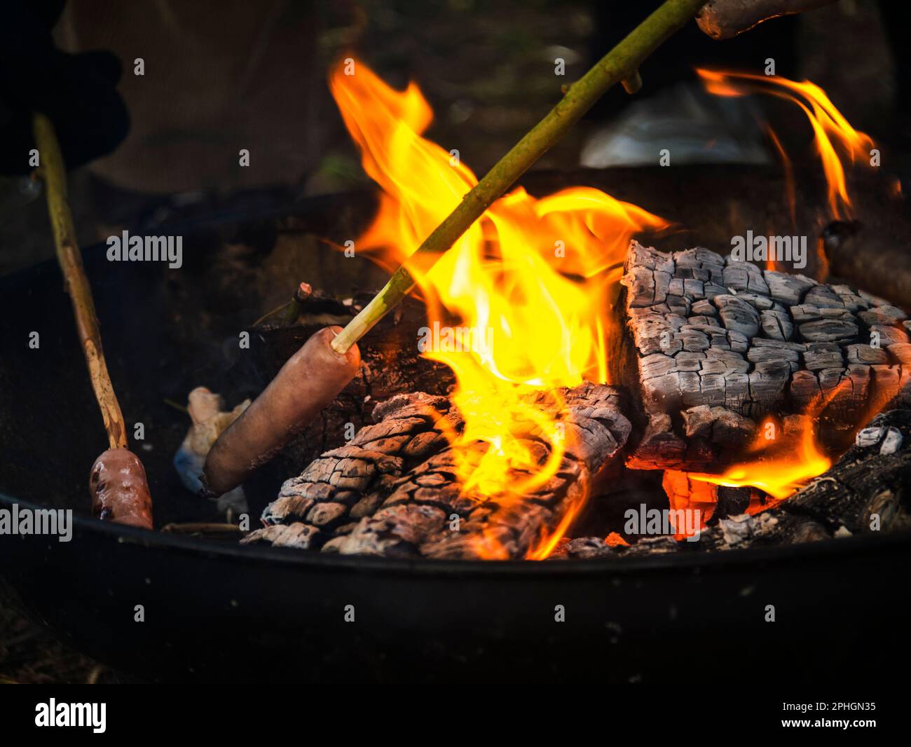 Der Campfire Club in Ightenhill Park Burnley Lancashire trifft sich jeden Montag um 2pm Uhr für ein Gespräch, eine Tasse Tee, eine Handwerkskunst und einen Happen zu essen. Wir lieben es Stockfoto