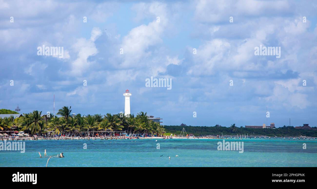 Wunderschöner Strand und Leuchtturm in Costa Maya, Mexiko auf der Yucatan-Halbinsel. Stockfoto