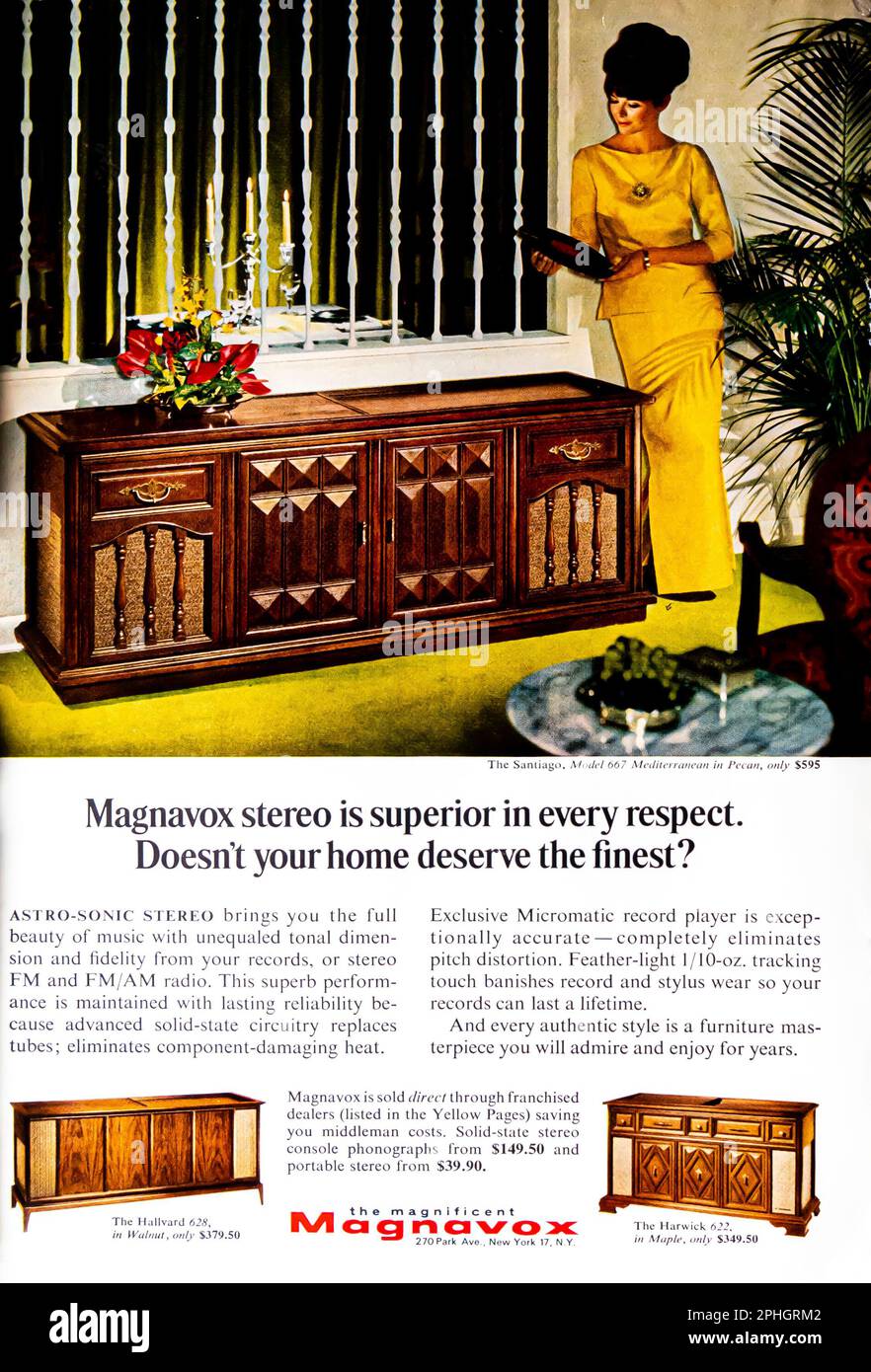 Magnavox Solid-State-Stereo-Konsolen-Phonograph-Werbespot in einer Zeitschrift NatGeo, Dezember 1966 Stockfoto