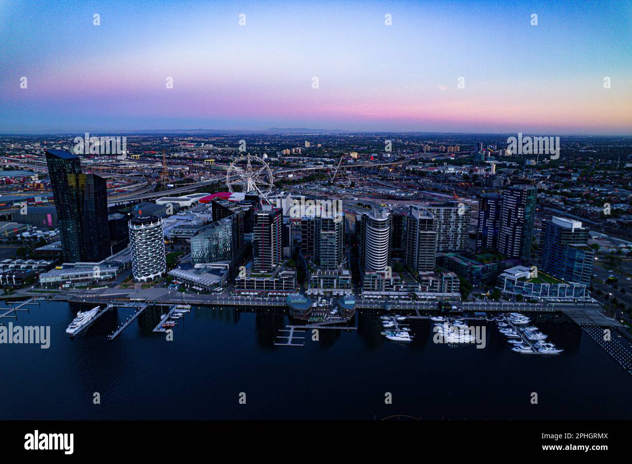 Ein Luftblick auf Apartmentgebäude entlang der Uferpromenade mit dem Riesenrad in Melbourne. Stockfoto