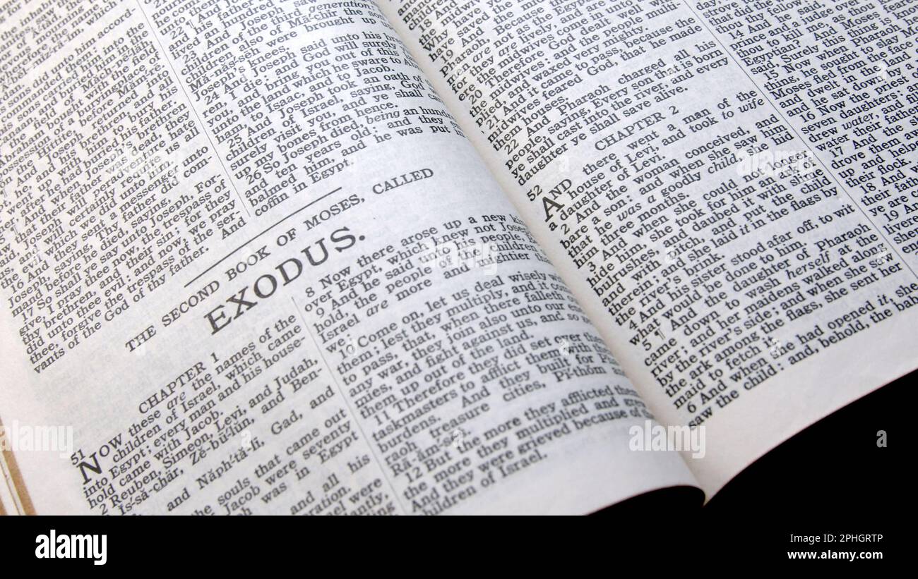 Die alte King-James-Bibel steht offen für das Buch Exodus Stockfoto