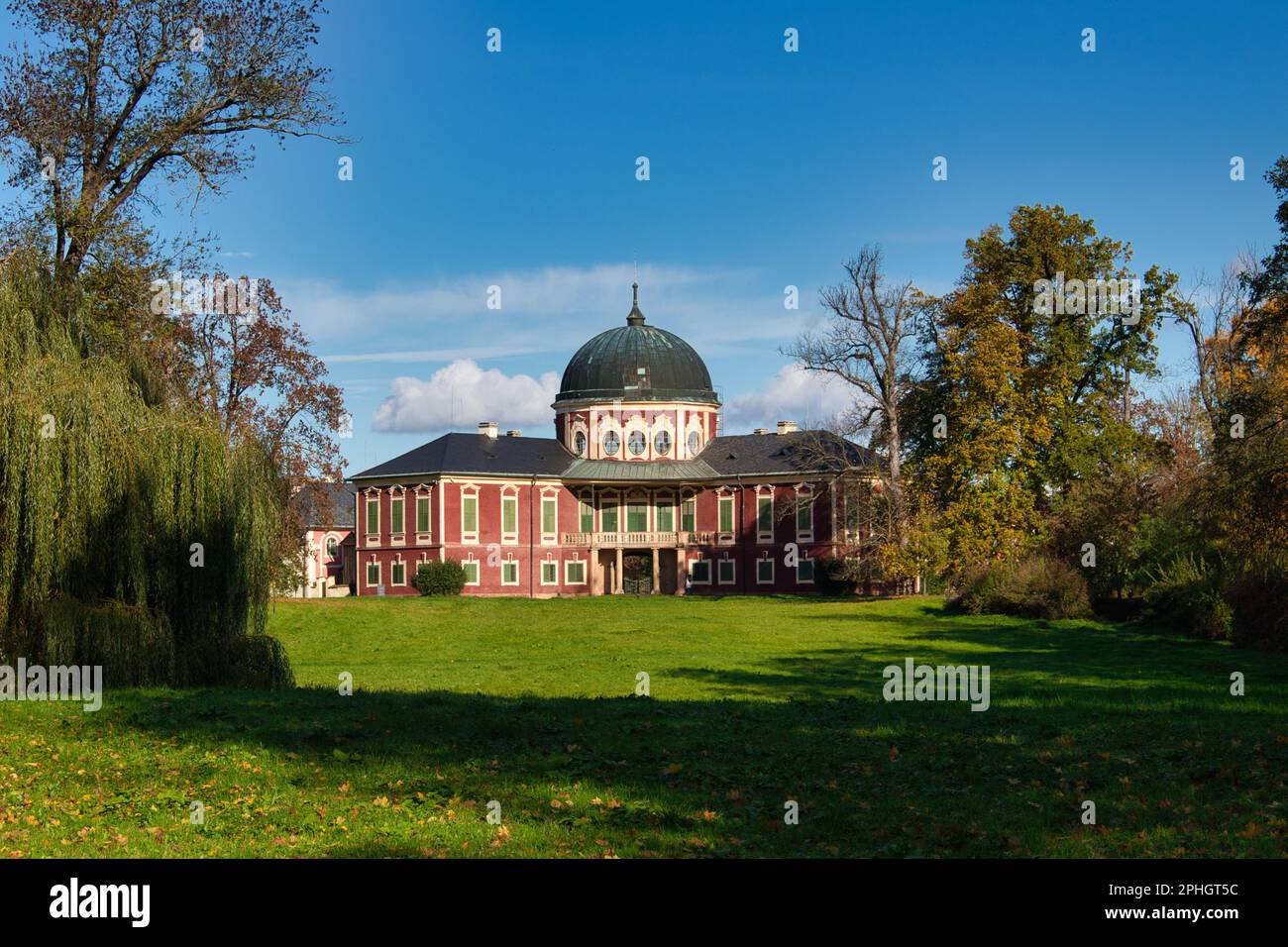 Veltrusy Chateau im Herbst. Tschechische Republik. Stockfoto