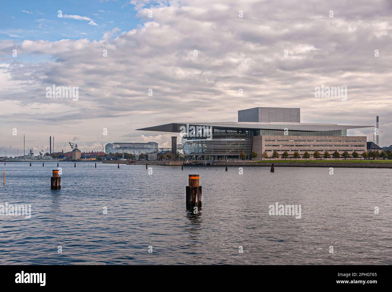 Kopenhagen, Dänemark - 13. September 2010: Christianshavn und Königliche dänische Oper hinter grauem Hafenwasser und unter grauer Wolkenlandschaft. Etwas grieche Stockfoto