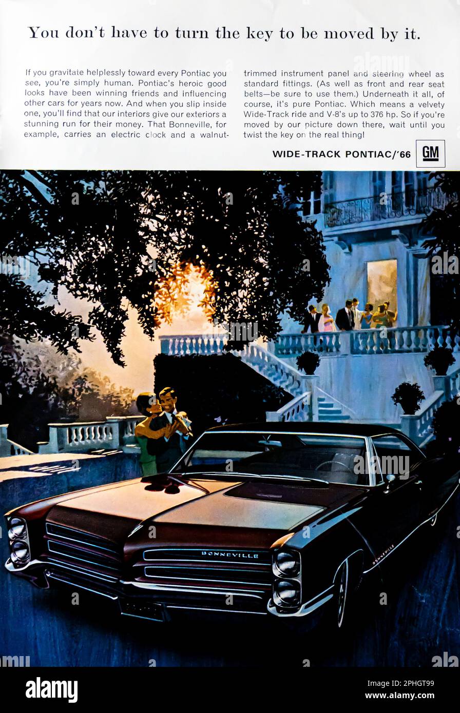 66 Breitspur-Pontiac-Werbespot in einer Zeitschrift von NatGeo, April 1966 Stockfoto