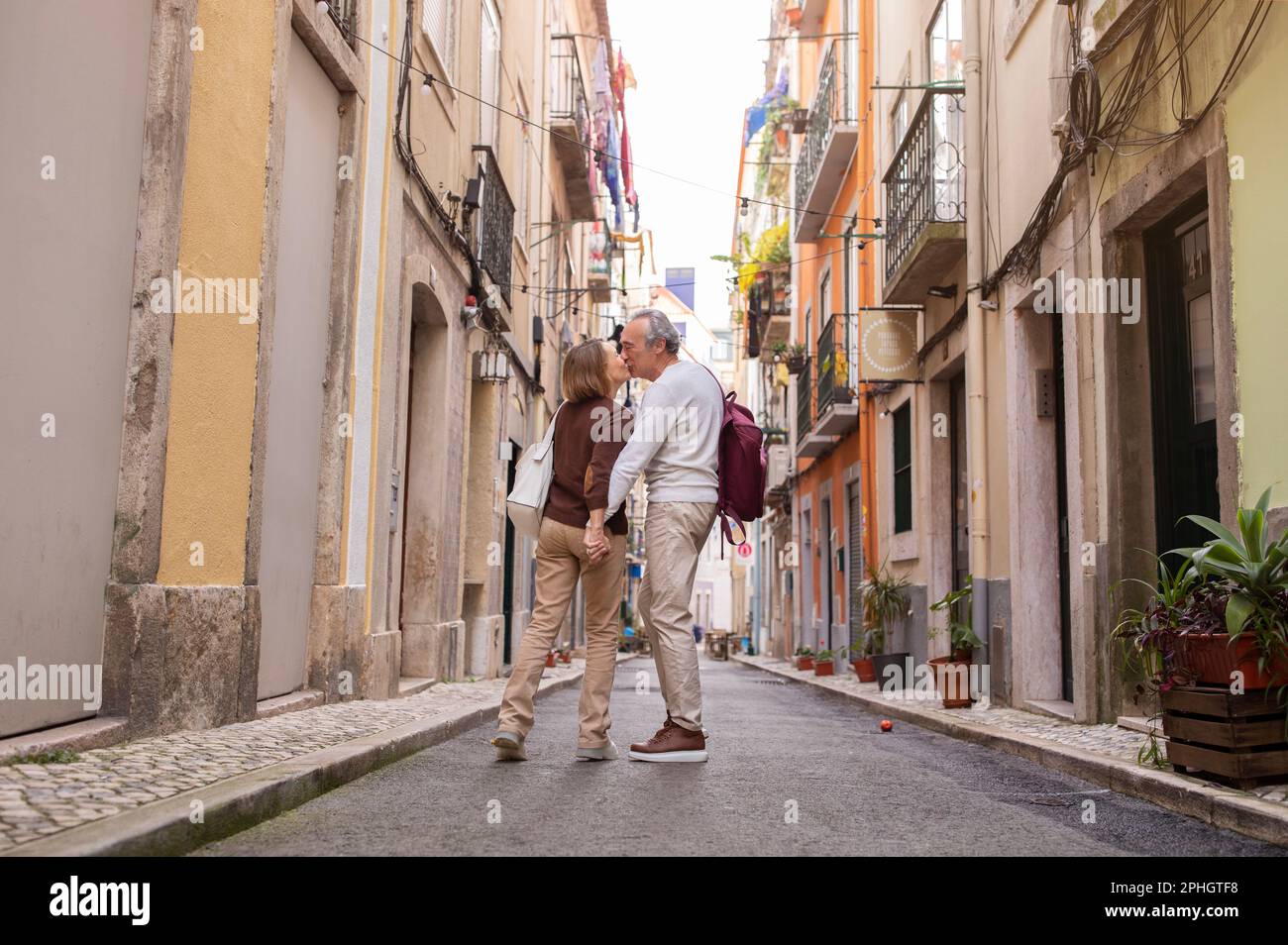 Seniorenpaar Küsst Sich Auf Der Straße Reisen Im Urlaub Im Freien Stockfoto