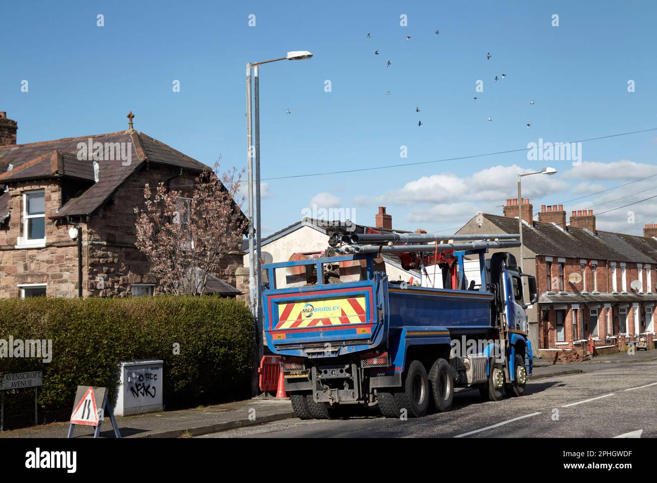 Austausch alter Straßenlampen durch neue LED-Beleuchtungseinheiten ballyhackamore, Ost-belfast, nordirland, großbritannien Stockfoto