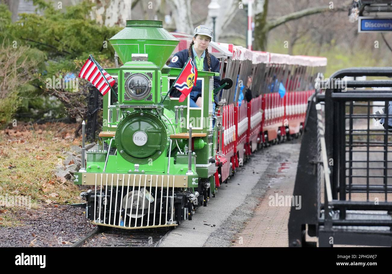 Die Ingenieurin Rebecca DeGreff zieht den ersten elektrischen Zug „Mary Meachum“ in eine Station im Zoo von Saint Louis in St. Louis am Dienstag, den 28. März 2023. Die Saint Louis Zoo Emerson Zooline Railroad fügt einen neuen Zug mit einer umweltfreundlichen Initiative hinzu. Bei dieser zusätzlichen Lokomotive handelt es sich um einen elektrischen Zug, der die sechs anderen Lokomotiven begleitet, die derzeit im Zoo im Einsatz sind. Meachum war Abolitionist in St. Louis, der maßgeblich an der Ausbildung der Schwarzen beteiligt war und eine entscheidende Rolle bei der Underground Railroad spielte. Foto: Bill Greenblatt//UPI Stockfoto