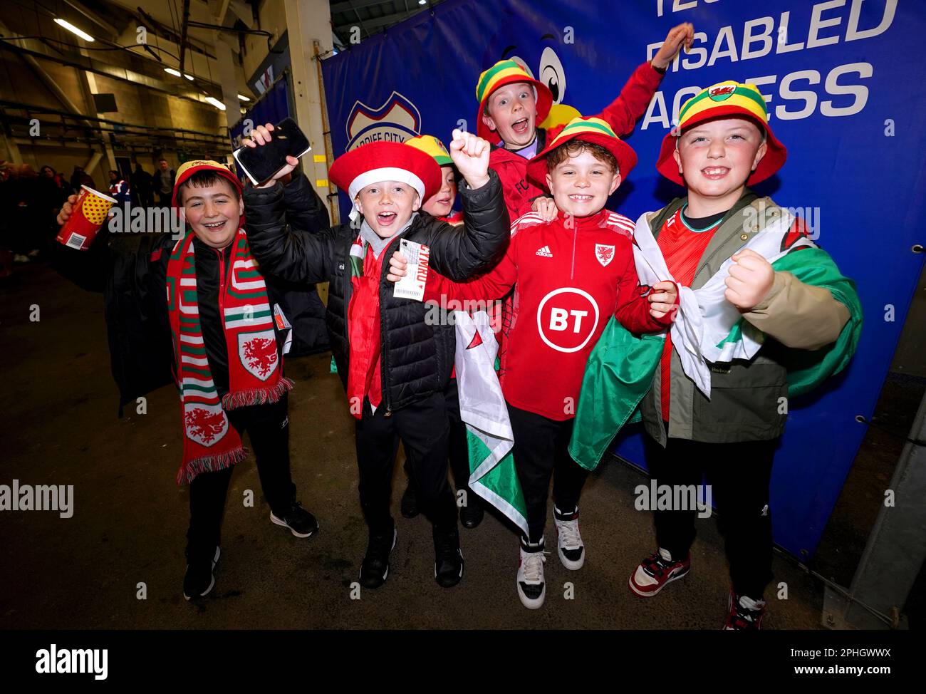 Wales-Fans vor dem UEFA Euro 2024-Qualifikationsspiel der Gruppe D im Cardiff City Stadium in Cardiff. Foto: Dienstag, 28. März 2023. Stockfoto