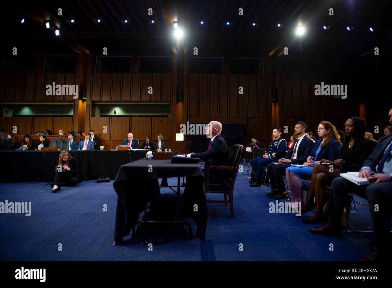 USA Minister für innere Sicherheit Alejandro Mayorkas tritt vor einem Senatskomitee der Anhörung zur gerichtlichen Aufsicht auf, um das Ministerium für innere Sicherheit im Dirksen Office Building in Washington, DC, am Dienstag, den 28. März 2023 zu untersuchen. Kredit: Rod Lamkey/CNP Stockfoto