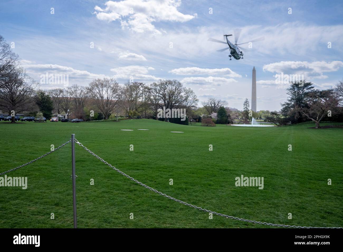 Marine One mit US-Präsident Joe Biden verlässt den südlichen Rasen des Weißen Hauses in Washington, D.C. am Dienstag, den 28. März 2023. Biden reist nach Morrisville, North Carolina, um Wolfspeed, einen Halbleiterhersteller, zu besichtigen. Kredit: Ken Cedeno/Pool über CNP Stockfoto
