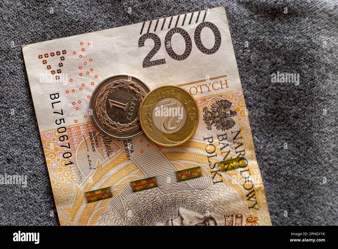 Zwei polnische Münzen, die auf einer 200-Zlotys-Banknote liegen Stockfoto
