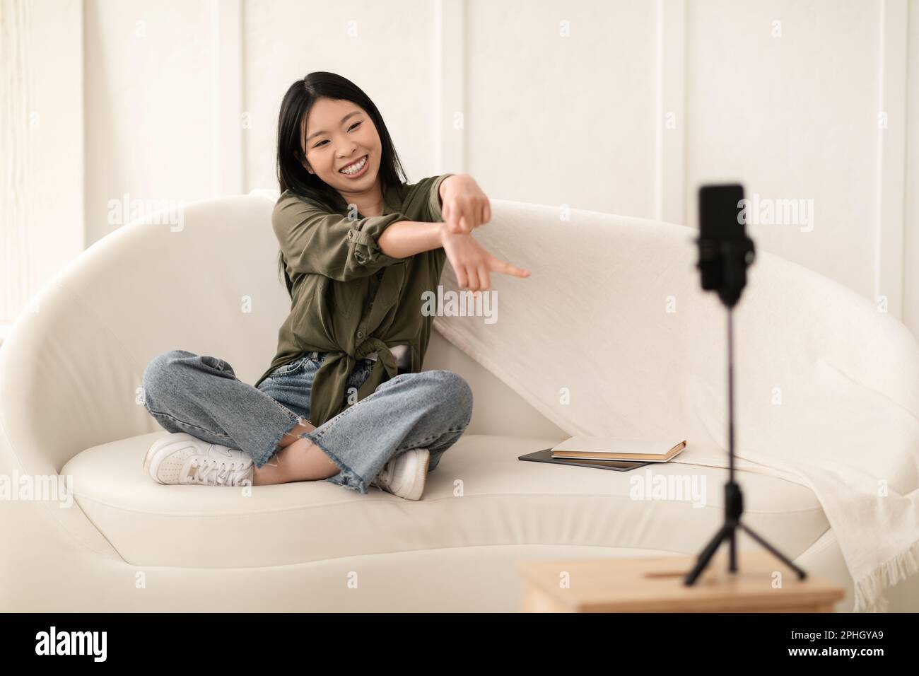 Berühmte Bloggerin, junge koreanische Frau, die von zu Hause streamt Stockfoto