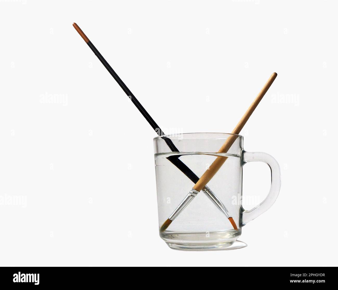 Lichtbrechung. Lichtbrechung. Pinsel in einem Glas Wasser, Stockfoto