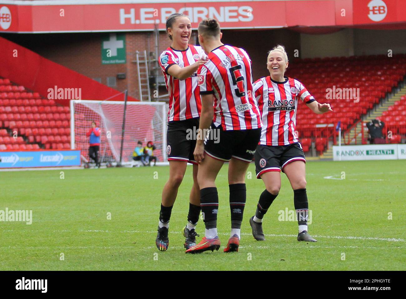 Sheffield, Großbritannien. 26. März 2023. Sheffield, England, März 26. 2023; Naomi Hartley feiert ihr Tor mit Mia Enderby und Sophie Barker bei der FA Women's Championship – Sheffield United gegen Lewes in Bramall Lane, Sheffield, England. (Sean Chandler/SPP) Guthaben: SPP Sport Press Photo. Alamy Live News Stockfoto