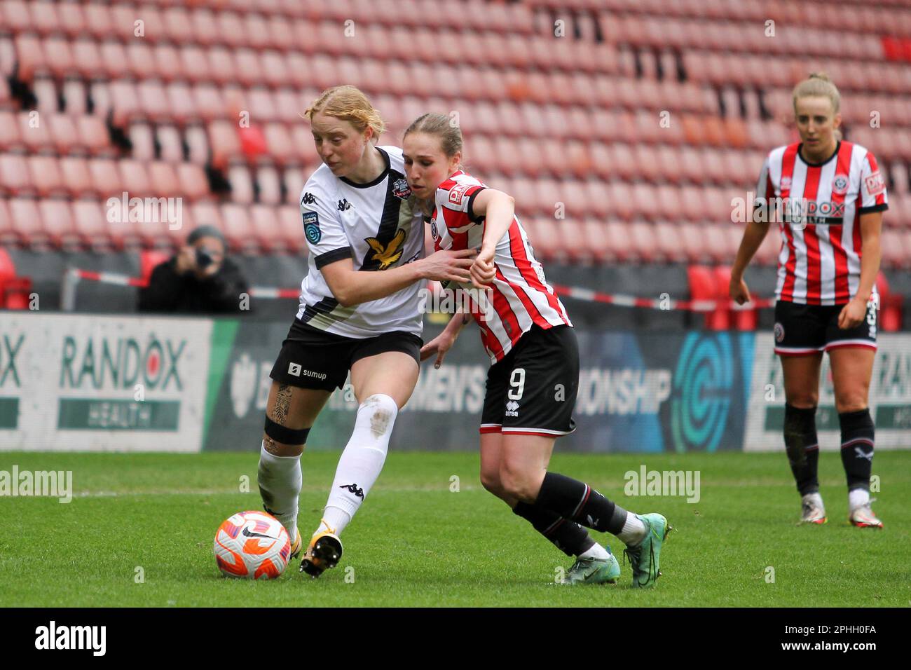 Sheffield, Großbritannien. 26. März 2023. Sheffield, England, März 26. 2023; Emily Kraft übernimmt die Kontrolle über den Ball, während Bex Rayner auf eine Eröffnung während der FA Women's Championship – Sheffield United gegen Lewes in Bramall Lane, Sheffield, England, wartet. (Sean Chandler/SPP) Guthaben: SPP Sport Press Photo. Alamy Live News Stockfoto