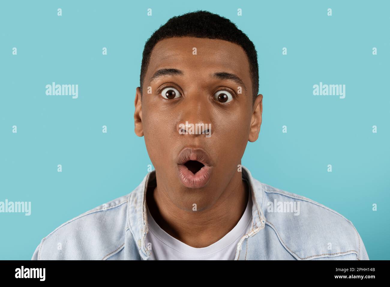 Portrait eines schockierten, lustigen, albernen, schwarzen Millennials-Typen mit offenem Mund, der in die Kamera schaut Stockfoto
