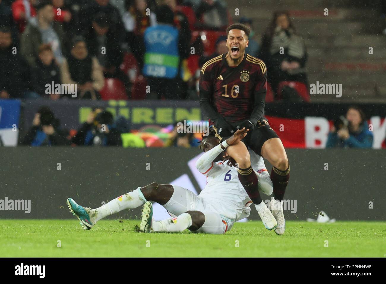 Köln, Deutschland. 28. März 2023. Belgiens Amadou Onana und deutscher Felix Nmecha kämpfen um den Ball während eines Freundschaftsspiels zwischen der deutschen Fußballnationalmannschaft und der belgischen Fußballnationalmannschaft Red Devils am Dienstag, den 28. März 2023 in Köln. BELGA FOTO BRUNO FAHY Kredit: Belga News Agency/Alamy Live News Stockfoto