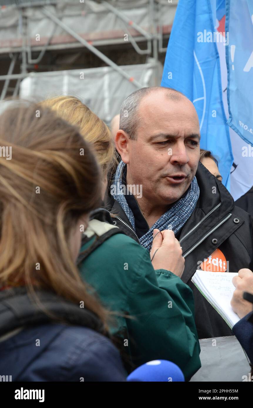 10ème journée contre la réforme des retraites , 450000 personnes chiffre CGT ont défilés dans le calme à Paris avec le soutien de LFI du PS et du PCF Stockfoto